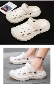 Detailansicht cremeweißer EVA-Clogs mit Belüftungslöchern und rutschfester dicker Sohle