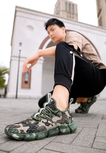 Détail de chaussure de sport camouflage avec semelle épaisse verte alvéolée