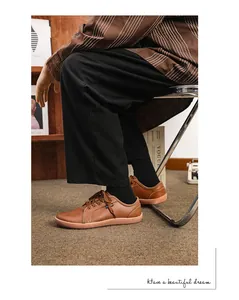 Primo piano di scarpe casual in pelle marrone con lacci in un ambiente accogliente