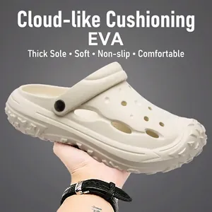 Detail der beigen EVA-Clogs mit dicker Sohle und atmungsaktiver Seitenbelüftungsstruktur