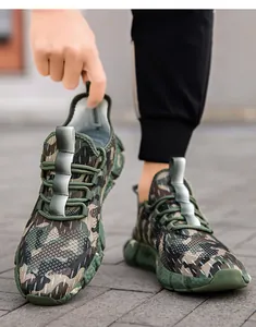 Gros plan de la tige en maille camouflage et de la semelle antidérapante des baskets