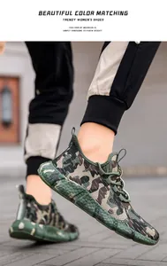 Gros plan de baskets camouflage pour femmes avec semelles compensées vert alvéolé