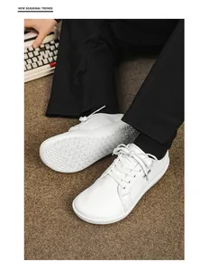 Vista dettagliata di scarpe casual bianche con scritte fashion e suola antiscivolo resistente