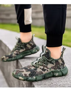 Détail macro de baskets en mesh camouflage avec semelle épaisse antidérapante et tissu
