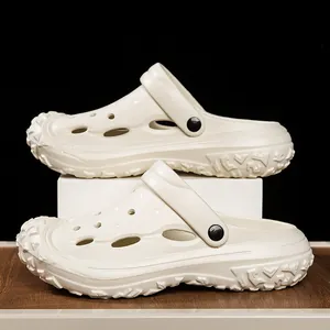 Detail von cremeweißen EVA-Clogs mit Belüftungslöchern und rutschfester Sohlenstruktur