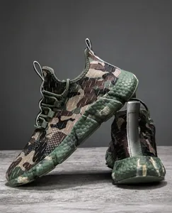 Détail de chaussures de course camouflage vert armée avec semelles à texture alvéolée