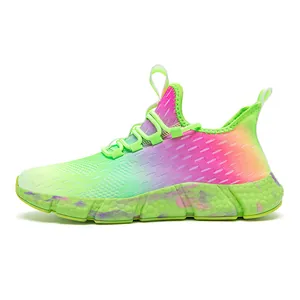 Vue détaillée de chaussures de course en mesh dégradé avec semelle antidérapante texturée