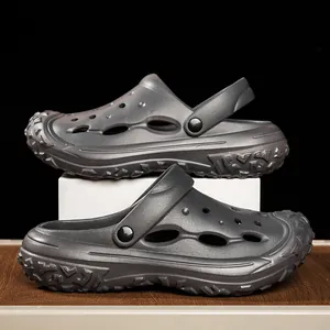 Detailansicht dunkelgrauer EVA-Clogs mit rutschfester Sohle und drehbarem Fersenriemen