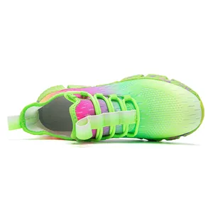 Vue détaillée de baskets en mesh respirant avec dégradés de couleurs et semelles amortissantes