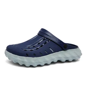 Donkerblauwe herenclogs met dikke grijze zool en verstelbare hielband voor op het strand