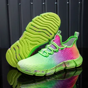 Détail de chaussures de sport en maille dégradée avec semelles épaisses et couleurs néon
