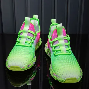 Détail du tissu mesh respirant sur les chaussures de course dégradées rose et violet