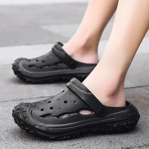 Detailansicht schwarzer EVA-Clogs mit dicker rutschfester Sohle und Belüftungslöchern