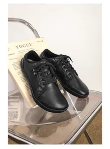 Dettagli di scarpe casual in pelle nera con etichetta Fashion su sfondo magazine