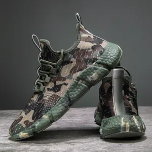 Vue détaillée de baskets camouflage vert avec semelle épaisse à texture alvéolée