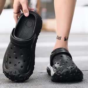 Makro-Detail atmungsaktiver EVA Clogs mit rutschfester Textur und Zehenschutz vorne