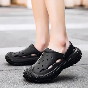 Nahaufnahme schwarzer EVA-Clogs mit Belüftungslöchern und verstellbarem Fersenriemen