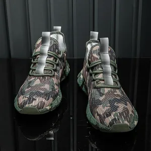 Détail de chaussures de course camouflage avec semelle texturée et lacets verts