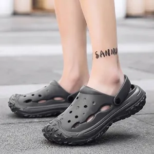Dunkelgraue EVA-Clogs mit Belüftungslöchern und Fersenriemen für Strand und Outdoor-Aktivitäten