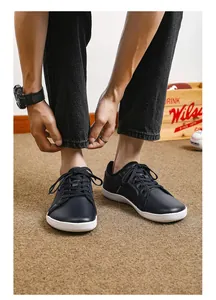 Vista dall'alto di scarpe barefoot uomo blu navy con suola in gomma bianca e lacci