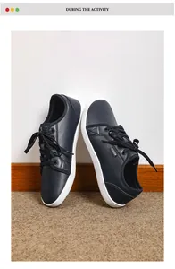 Vista dettagliata delle scarpe a piedi nudi in ecopelle blu navy con suole in gomma
