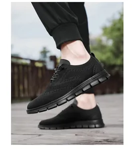 Κοντινή λήψη μαύρων αθλητικών παπουτσιών fly-knit σε ξύλινο διάδρομο εξωτερικού χώρου