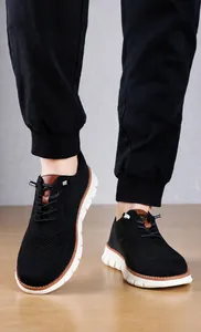 Makrodetail aus atmungsaktivem schwarzem Strickstoff und weißer Wellensohle an Freizeit-Loafers