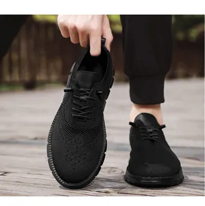 Λεπτομέρεια από μαύρα πλεκτά loafers με κορδόνια περίσφιξης και σόλα από καουτσούκ