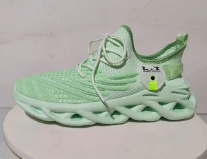 Détail de baskets en maille vert menthe avec semelle creuse et étiquette latérale L.T DAMP