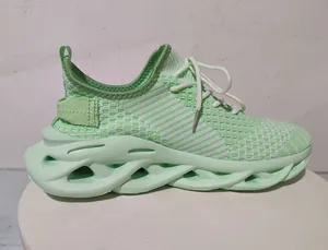 Gros plan sur les baskets en maille respirante vert menthe à semelle creuse