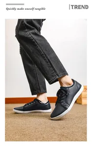 Dettaglio delle scarpe barefoot in ecopelle blu navy con suole in gomma bianca a contrasto