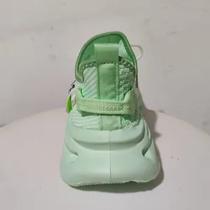 Vue détaillée de la basket en maille vert menthe avec languette au talon et semelle ondulée