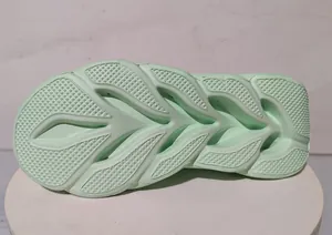 Détail macro de la semelle en mousse EVA vert menthe avec textures ondulées pour chaussures