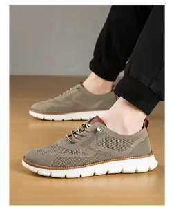 Details von khakifarbenen Mesh-Herren-Sneakern mit braunem Lederbesatz und weißer Gummisohle