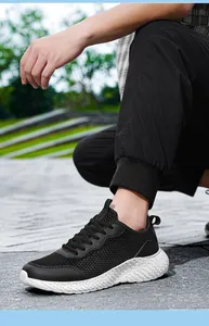 Détail de la tige en mesh respirant et semelle épaisse texturée de chaussure homme noire