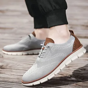 Λεπτομέρεια από γκρι ανδρικά flyknit loafers με καφέ φινίρισμα και αντιολισθητική σόλα