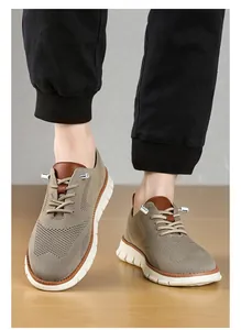 Detailaufnahme der khakifarbenen Strick-Loafer mit braunem Lederbesatz und weißer Sohle