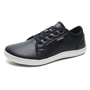 Sneakers casual in pelle sintetica blu scuro con suola in gomma bianca, vista laterale