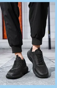 Détail de chaussures de course en mesh noir respirant portées pour le sport et fitness