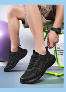 Détail de la tige en maille noire respirante et semelle amortissante sur chaussure homme