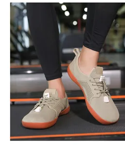 Dettaglio scarpa a piedi nudi in mesh traspirante kaki con suola in gomma arancione