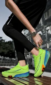 Chaussures de running néon avec semelle dégradée bleue et coussin d'air orange visible