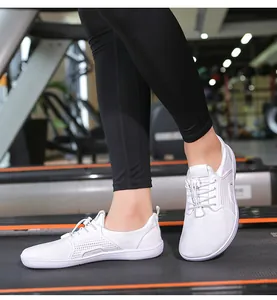 Dettaglio della tomaia in mesh bianco traspirante e lacci elastici delle scarpe a pianta larga