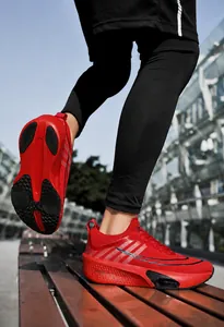 Détail d'une chaussure de running rouge respirante avec coussin d'air et semelle épaisse