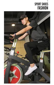 Scarpe sportive in rete bianca traspirante mostrate durante l'uso in palestra