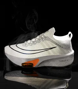 Détail d'une chaussure de running blanche avec maille respirante et coussin orange