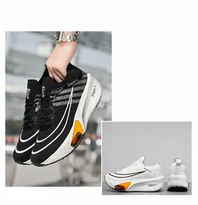 Détail de chaussures de course légères en tricot avec coussin d'air et rayures latérales
