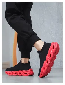 Detail van zwarte ademende sok-sneakers met dikke rode holle schokabsorberende zool
