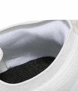 Détail de la doublure en maille respirante et de la semelle intérieure de la chaussure