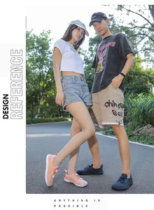 Foto lifestyle all'aperto di scarpe a piedi nudi in mesh traspirante per uomo e donna